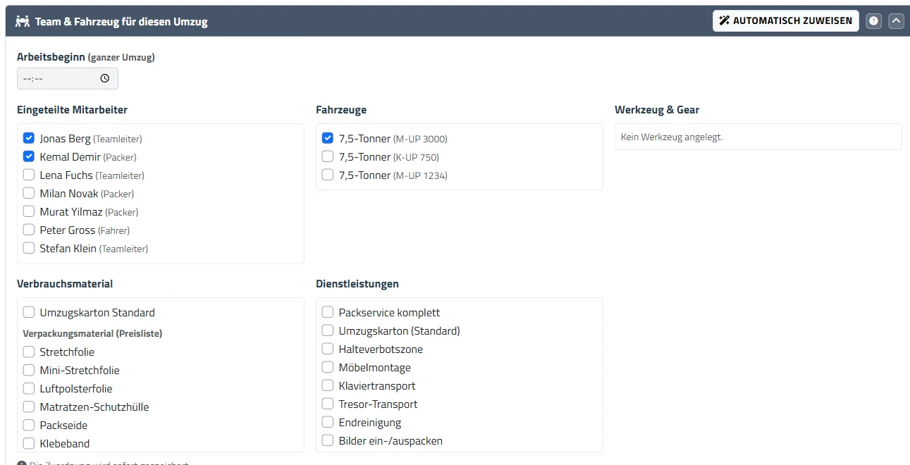 Cockpit-Dispo: Team und Fahrzeug f&uuml;r diesen Umzug mit Knopf Automatisch zuweisen, sieben Mitarbeiter mit Checkboxen, drei Fahrzeuge, darunter Verbrauchsmaterial und Dienstleistungen